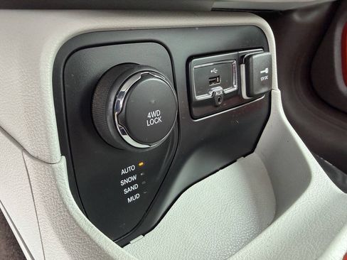 Used 2017 Jeep Renegade Limited AWD/4WD image 21