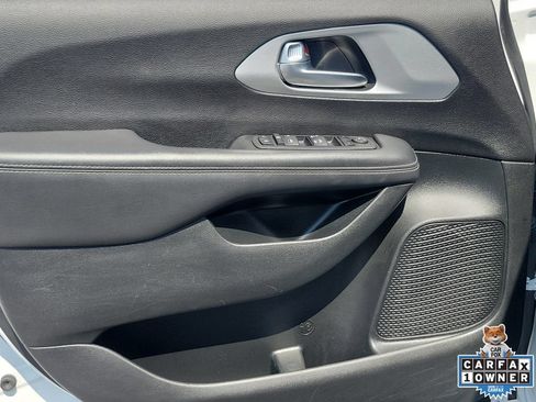 Used 2024 Chrysler Pacifica Touring FWD image 18