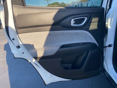 Used 2024 Jeep Compass Latitude image 33