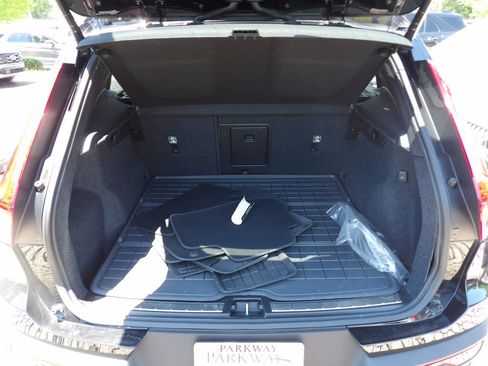 Certified 2024 Volvo XC40 B5 Plus w/ Protection Package Premier AWD/4WD image 27
