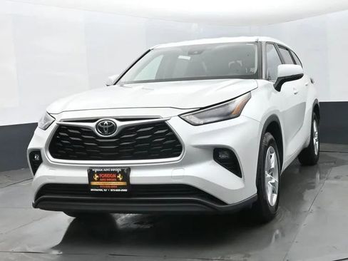 Used 2023 Toyota Highlander LE FWD image 2