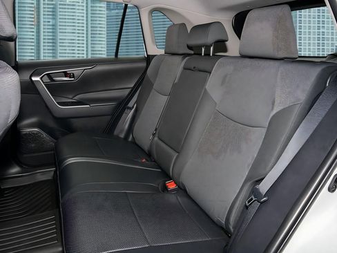 Used 2024 Toyota RAV4 XLE w/ Convenience Package FWD image 16