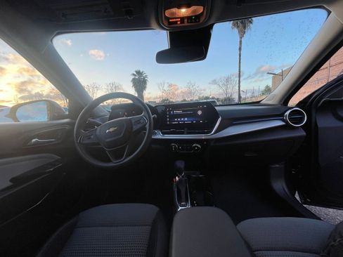 Used 2025 Chevrolet Trax LT image 34