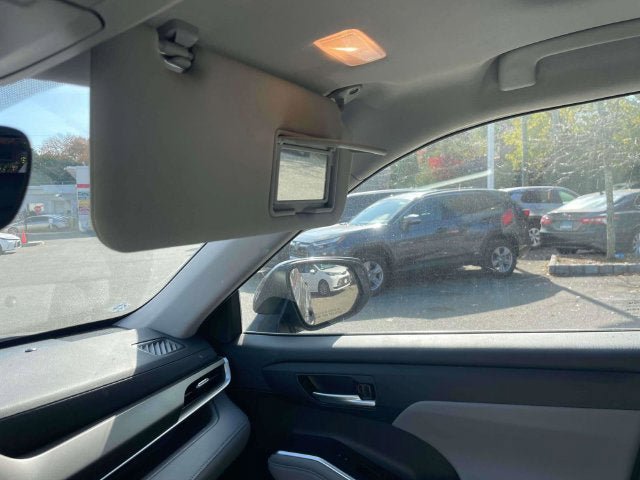Used 2023 Toyota Highlander XLE AWD/4WD image 29