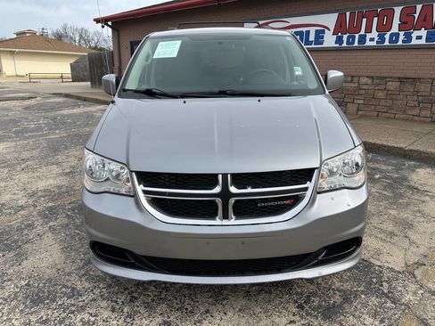 Used 2016 Dodge Grand Caravan SXT w/ Rear Park Assist Package image 4