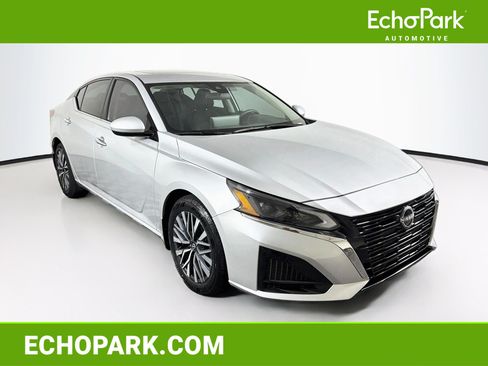 Used 2023 Nissan Altima 2.5 SV w/ SV Premium Package FWD image 1