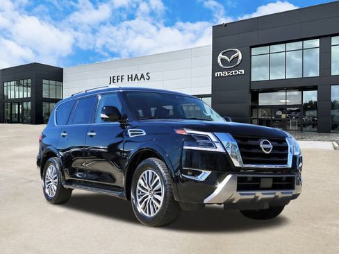 Used 2024 Nissan Armada SL w/ Captain's Chairs Package image 4