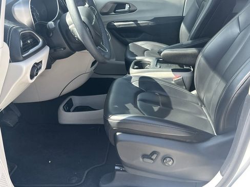 Used 2023 Chrysler Pacifica Touring-L FWD image 9