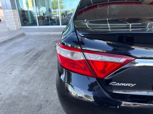 Used 2017 Toyota Camry SE FWD image 6