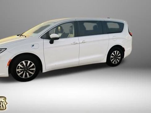 New 2023 Chrysler Pacifica Touring-L image 2