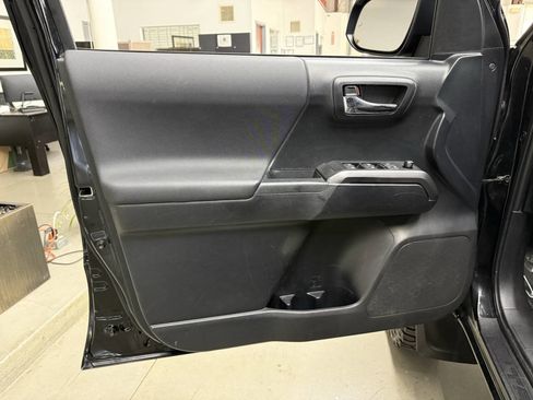 Used 2020 Toyota Tacoma TRD Off-Road w/ TRD Premium Off Road Package image 9