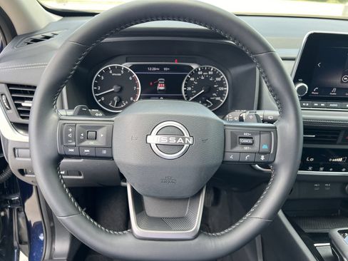 Certified 2025 Nissan Rogue SV FWD image 5
