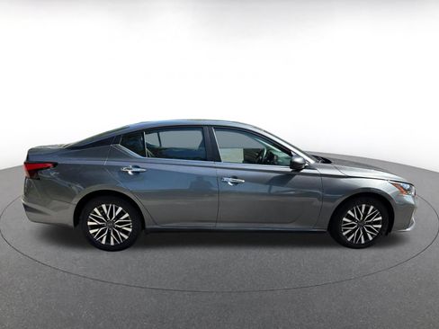 Used 2025 Nissan Altima 2.5 SV FWD image 15