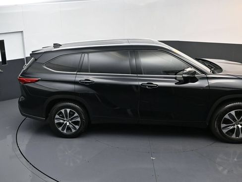 Used 2021 Toyota Highlander XLE FWD image 18
