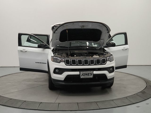 Used 2025 Jeep Compass Latitude AWD/4WD image 11