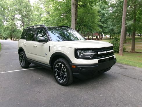 Used 2024 Ford Bronco Sport Outer Banks w/ Tech Package AWD/4WD image 3