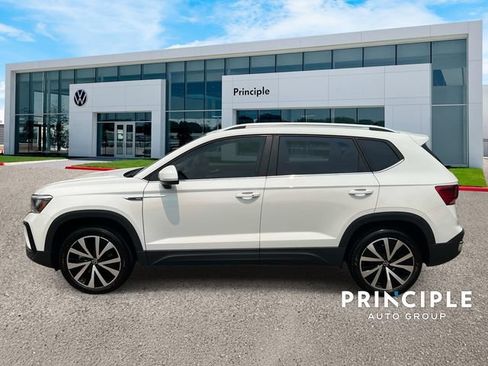 Used 2023 Volkswagen Taos SE w/ Panoramic Sunroof Package FWD image 6