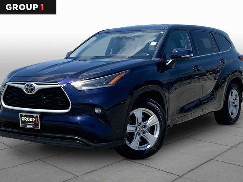 Used 2021 Toyota Highlander LE FWD image 1