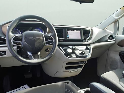 Used 2023 Chrysler Voyager LX image 12