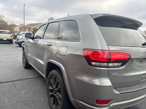 Used 2022 Jeep Grand Cherokee Laredo X image 4