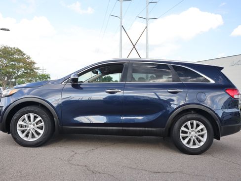 Used 2018 Kia Sorento FWD image 2