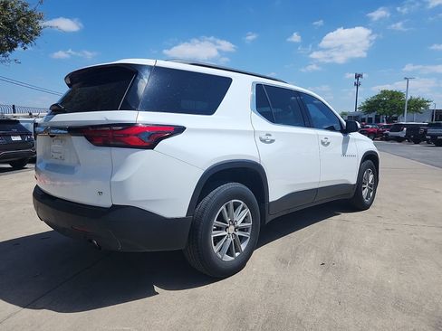 Used 2022 Chevrolet Traverse LT image 3