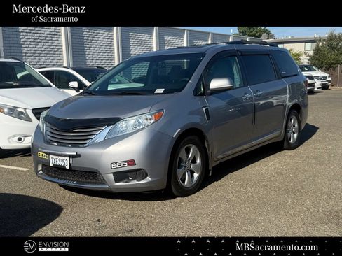 Used 2017 Toyota Sienna LE FWD image 1