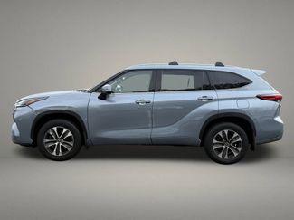Used 2022 Toyota Highlander XLE video 2