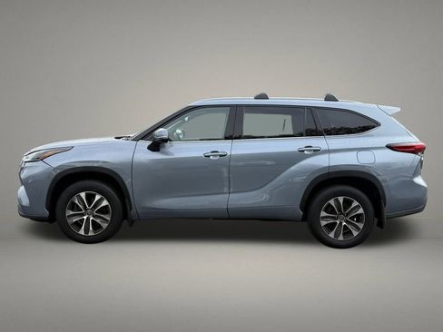 Used 2022 Toyota Highlander XLE image 2