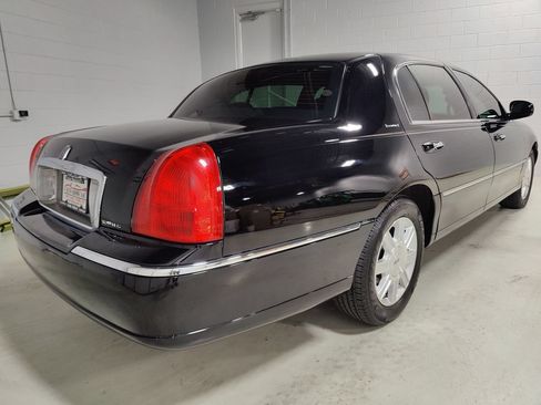 Used 2011 Lincoln Town Car Executive L RWD image 7