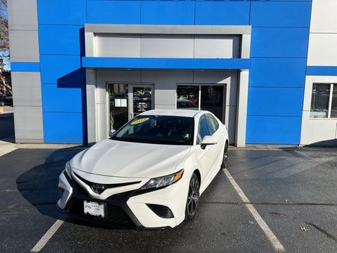Used 2018 Toyota Camry L image 3