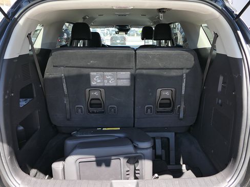 Used 2024 Kia Carnival LX FWD image 24