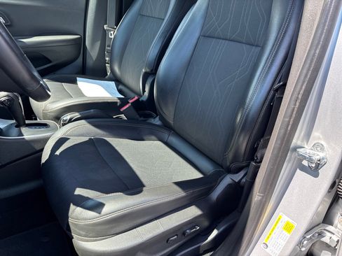 Used 2019 Chevrolet Trax LT w/ LT Convenience Package AWD/4WD image 11