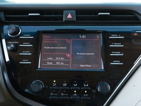 Used 2018 Toyota Camry LE image 9