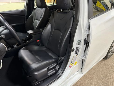 Used 2022 Toyota Prius XLE AWD/4WD image 30