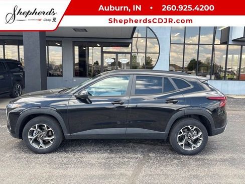 Used 2025 Chevrolet Trax LT w/ Driver Confidence Package FWD image 1
