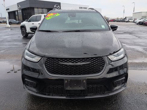 Used 2025 Chrysler Pacifica Limited image 3