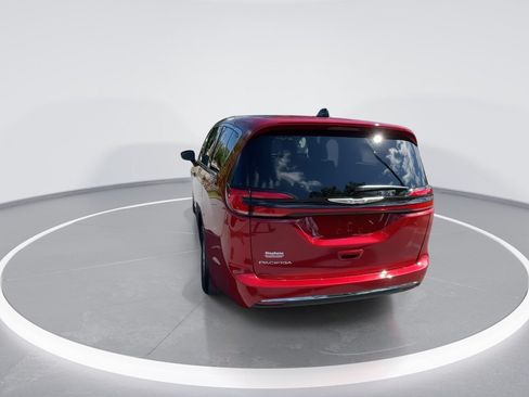Used 2024 Chrysler Pacifica Touring-L FWD image 15