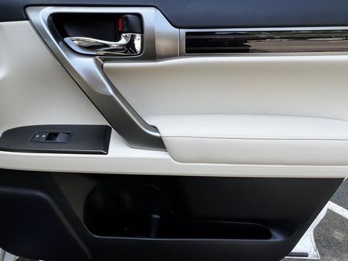 Used 2023 Lexus GX 460 Premium w/ Accessory Package image 45