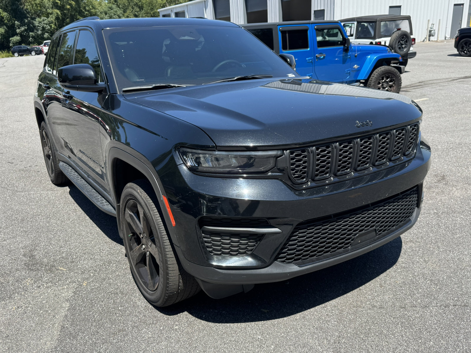 Certified 2025 Jeep Grand Cherokee Altitude AWD/4WD image 3
