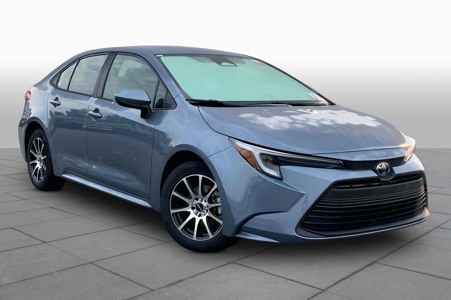 Used 2025 Toyota Corolla LE FWD image 3