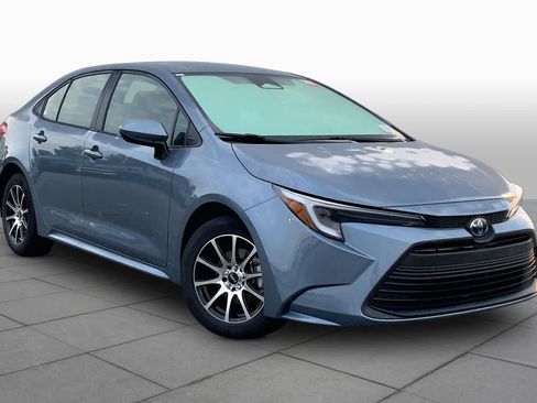 Used 2025 Toyota Corolla LE FWD image 3