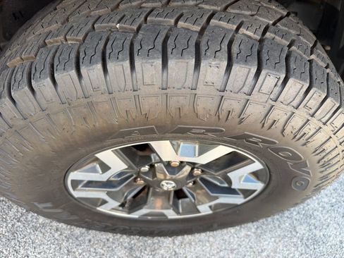 Used 2017 Toyota Tacoma TRD Off-Road w/ Premium & Technology Package image 9