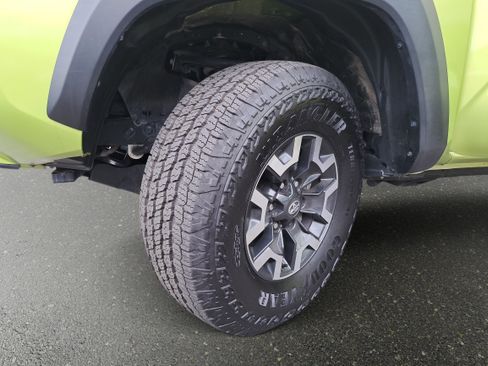 Used 2023 Toyota Tacoma TRD Off-Road w/ Technology Package AWD/4WD image 30