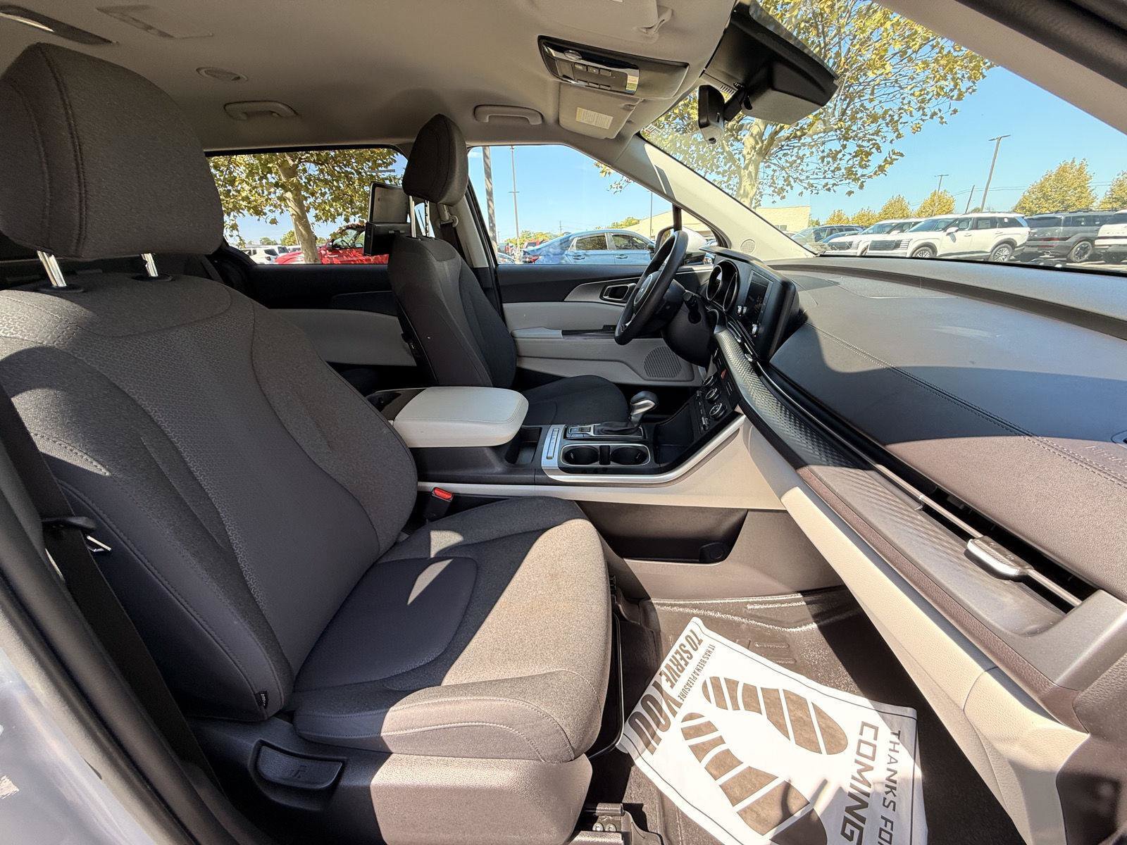 Used 2023 Kia Carnival LX FWD image 17