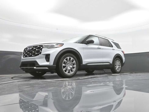 Used 2025 Ford Explorer Platinum RWD image 39