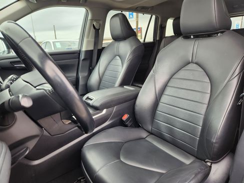 Used 2020 Toyota Highlander XLE AWD/4WD image 7