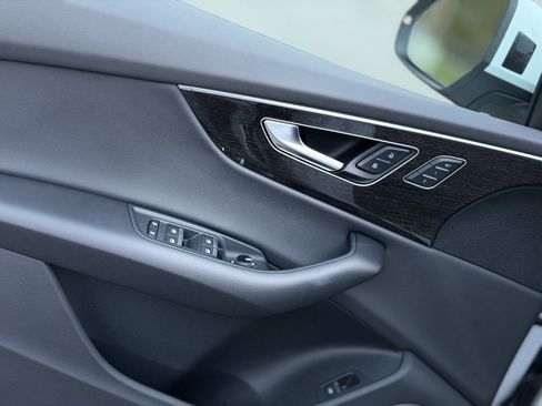 Used 2025 Audi Q8 Premium image 22