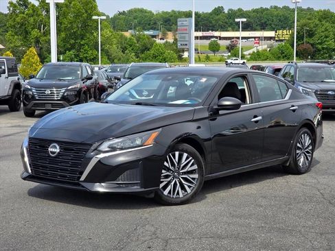 Used 2025 Nissan Altima 2.5 SV FWD image 2