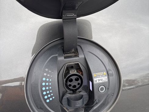 Used 2024 Genesis GV60 RWD image 9